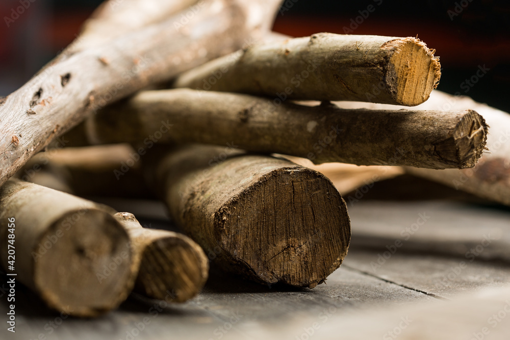 Tronchi di legno accatastati l'uno sull'altro Tronchi di legno accatastati l'uno sull'altro
