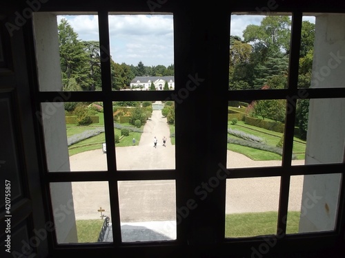 Blick aus einem Schlo  fenster auf Park und Orangerie des Schlosses Cheverny  Frankreich