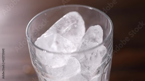 グラスに氷を入れる