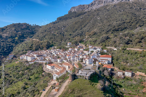 vista del municipio de Benadalid en la comarca del valle del Genal  M  laga