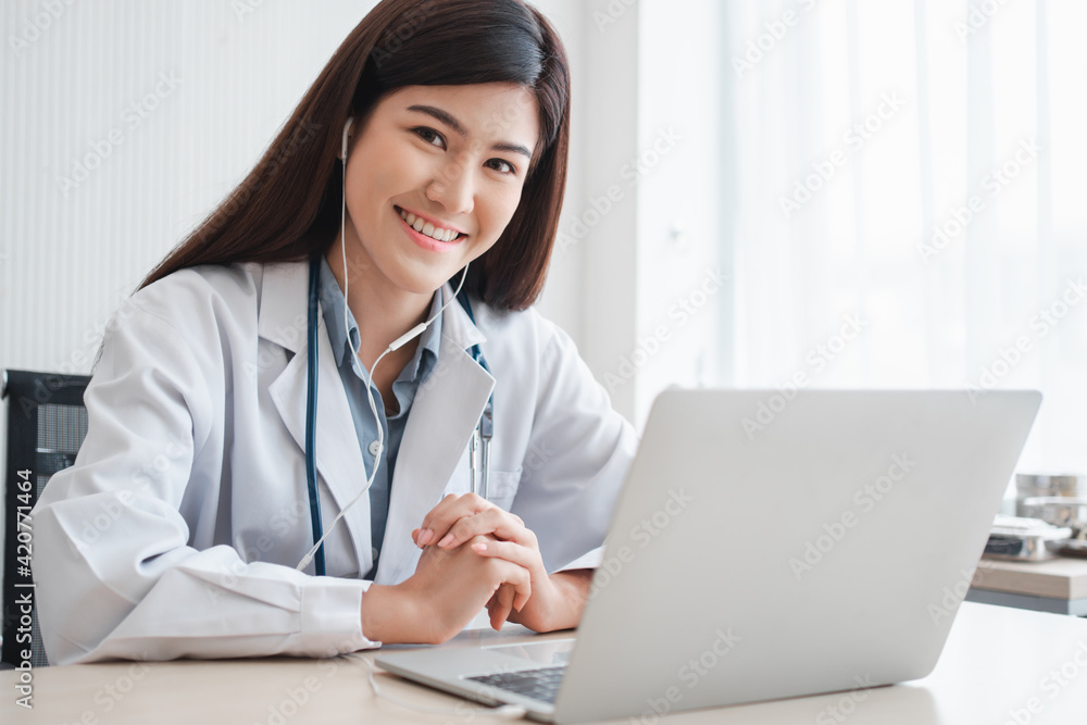 Asian therapist woman doctor is online visiting with a patient on the internet application. Her Listening and Give advice and explains how to treat the initial disease, Concept of Medical technology. Asian therapist woman doctor is online visiting with a patient on the internet application. Her Listening and Give advice and explains how to treat the initial disease, Concept of Medical technology.