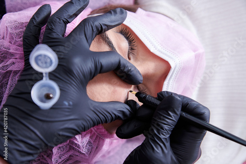 Process of eyeliner microblading