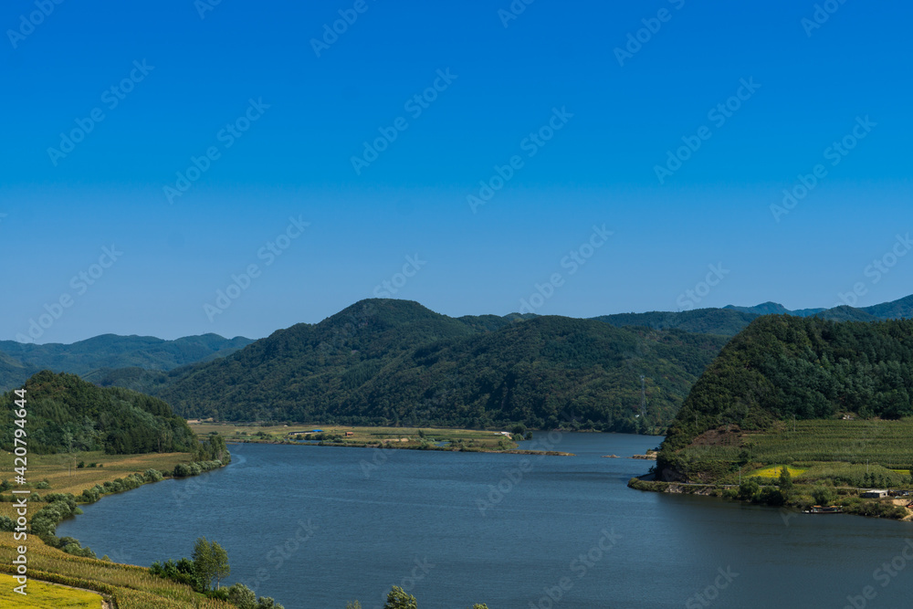 Overlooks the harvest of rice fields and rivers in Benxi, Liaoning Province, China, in autumn. Overlooks the harvest of rice fields and rivers in Benxi, Liaoning Province, China, in autumn.