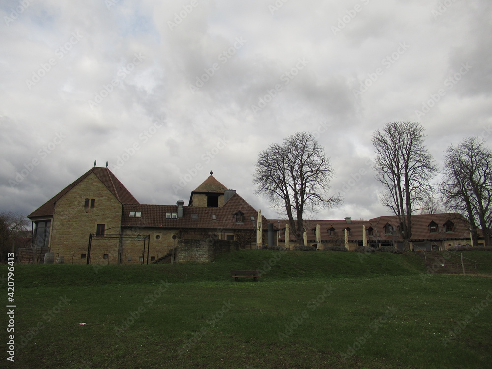 Fototapeta premium Haus unter grauen Wolken 