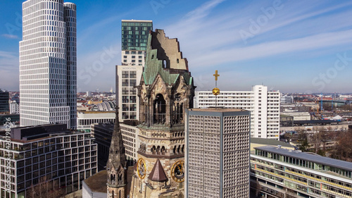 Tableau sur toile Famous Kaiser Wilhelm Memorial Church in Berlin - urban photography