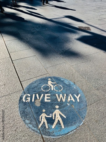 Photography Schild auf dem Fußweg GIVE WAY Sydney, Australien