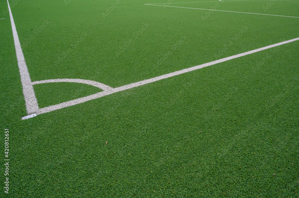 Obraz premium Sportplatz,grün,Strafraum,KUnstrasen,unbenutzt,nass