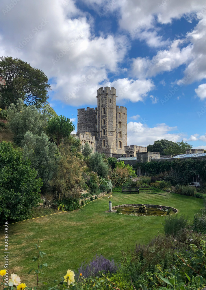 Hermosa vista del jardín y perspectiva de la Torre del Castillo