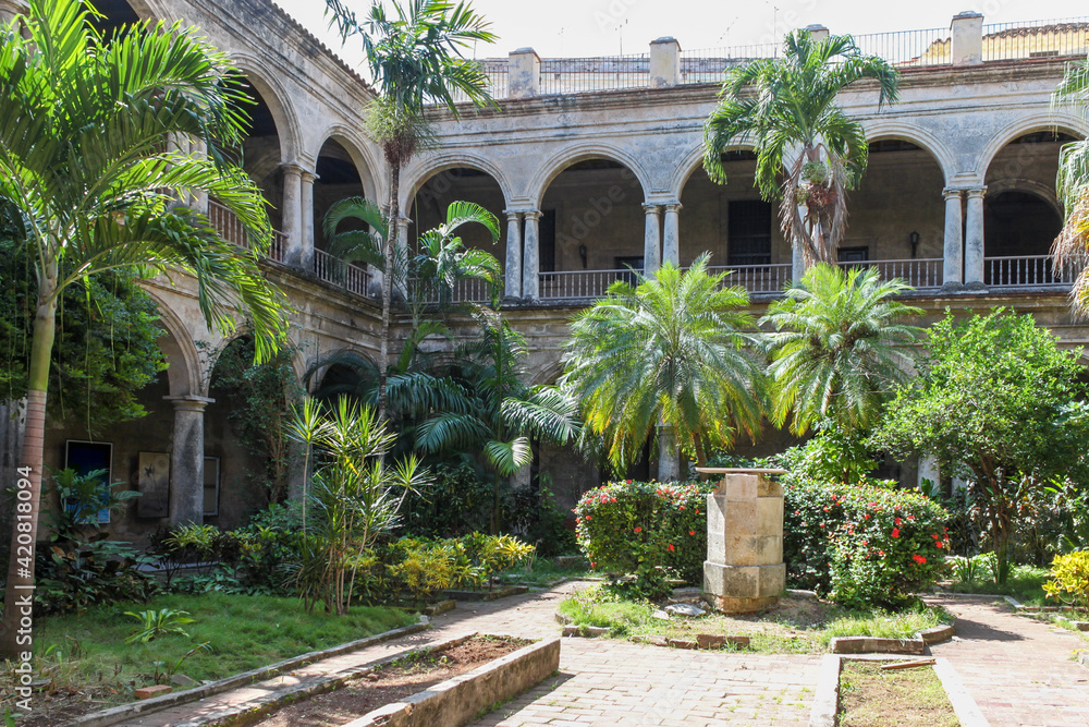 Fototapeta premium Jardin du musée de l'art colonial à La Havane, Cuba