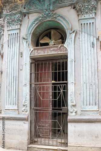 Porte d   immeuble avec ventilateur    la Havane  Cuba