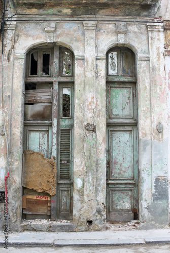 Porte d’immeuble délabré à la Havane, Cuba © Atlantis