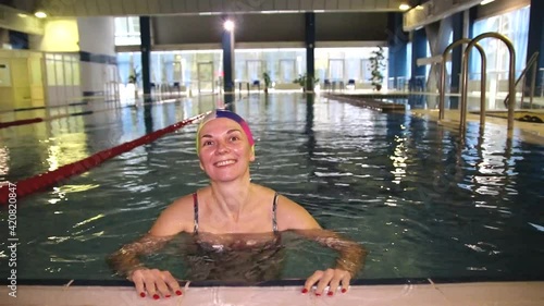 woman swims in the pool 