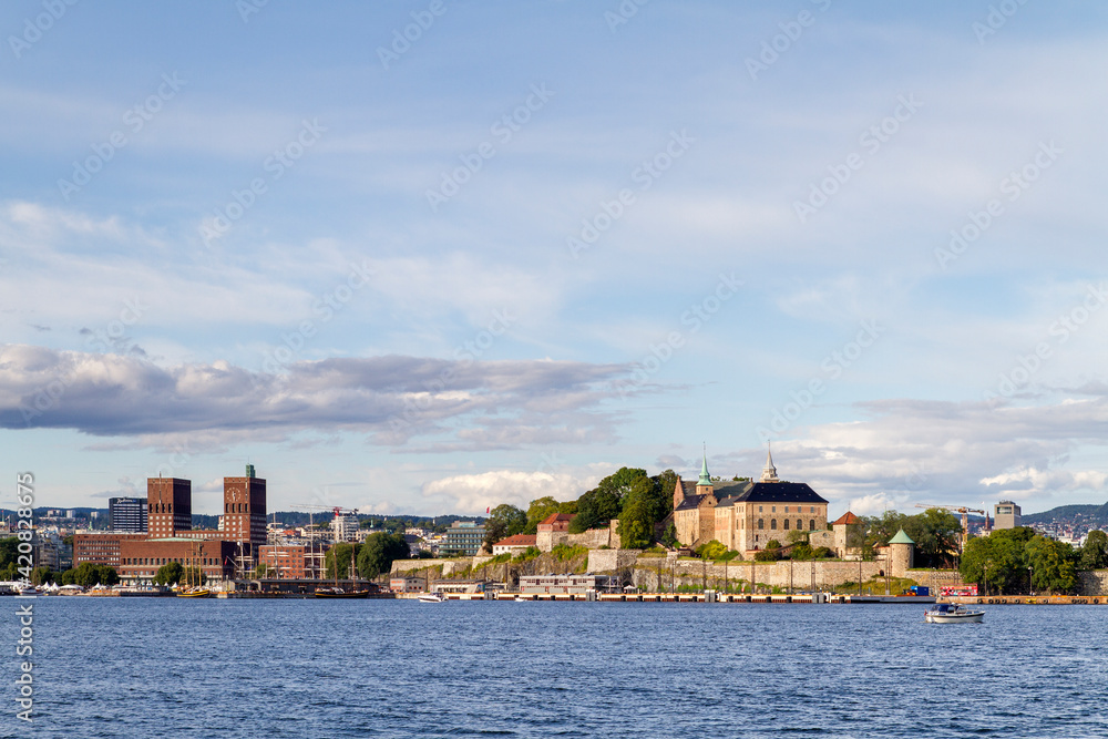 Panoramica, panoramic, vista o view de la ciudad de Oslo en el pais de Noruega o Norway desde el Mar o Sea