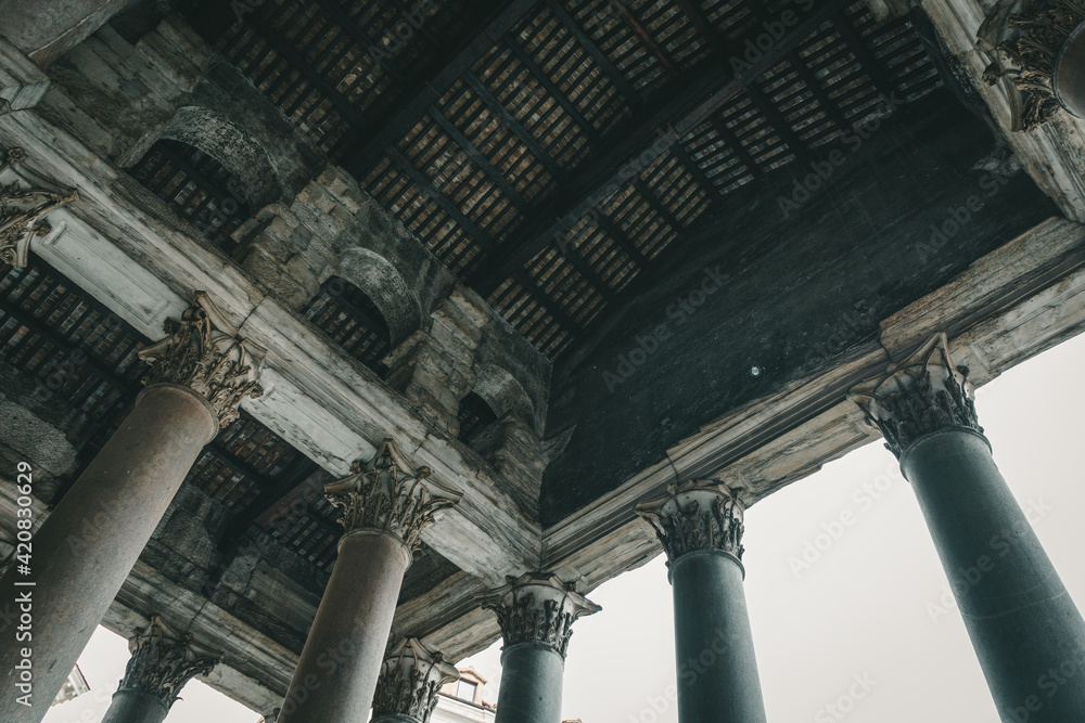 Naklejka premium Pronaos del panteón de Agripa en Roma, se ven las cerchas de madera