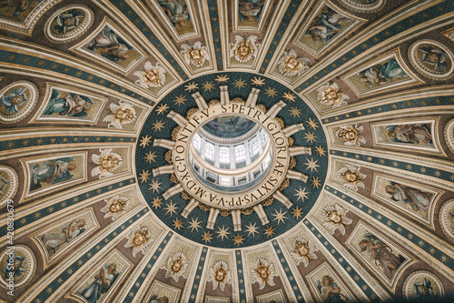 Cupula de la basilica san pedro en roma, junto al vaticano, italia