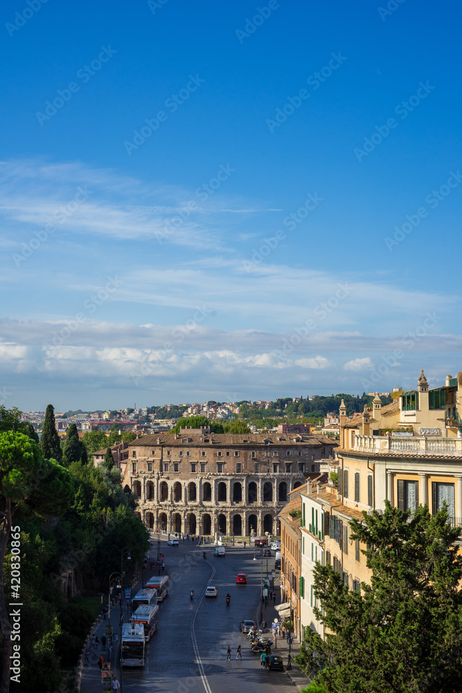 Fototapeta premium Vista del Coliseo romano de Roma desde el monumento de Victor Manuel II, se ve la vía del foro imperial y el cielo azul