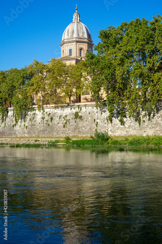 Fototapeta Iglesia de San Juan de los Florentinos, Roma, Italia, con vista del Río Tiber