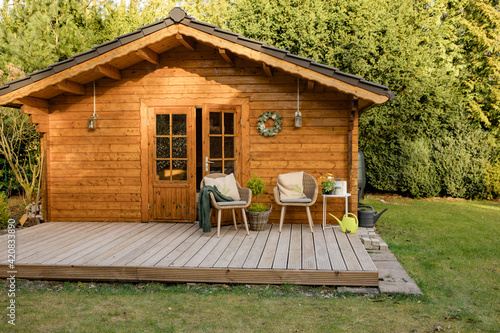 Obraz na płótnie Nice wooden hut in a green garden