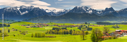 Fototapeta Naklejka Na Ścianę i Meble -  Panorama Landschaft im Allgäu bei Füssen im Frühling