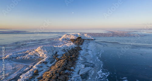 Tablou pe pânză Beautiful shot of a frozen lake at sunset
