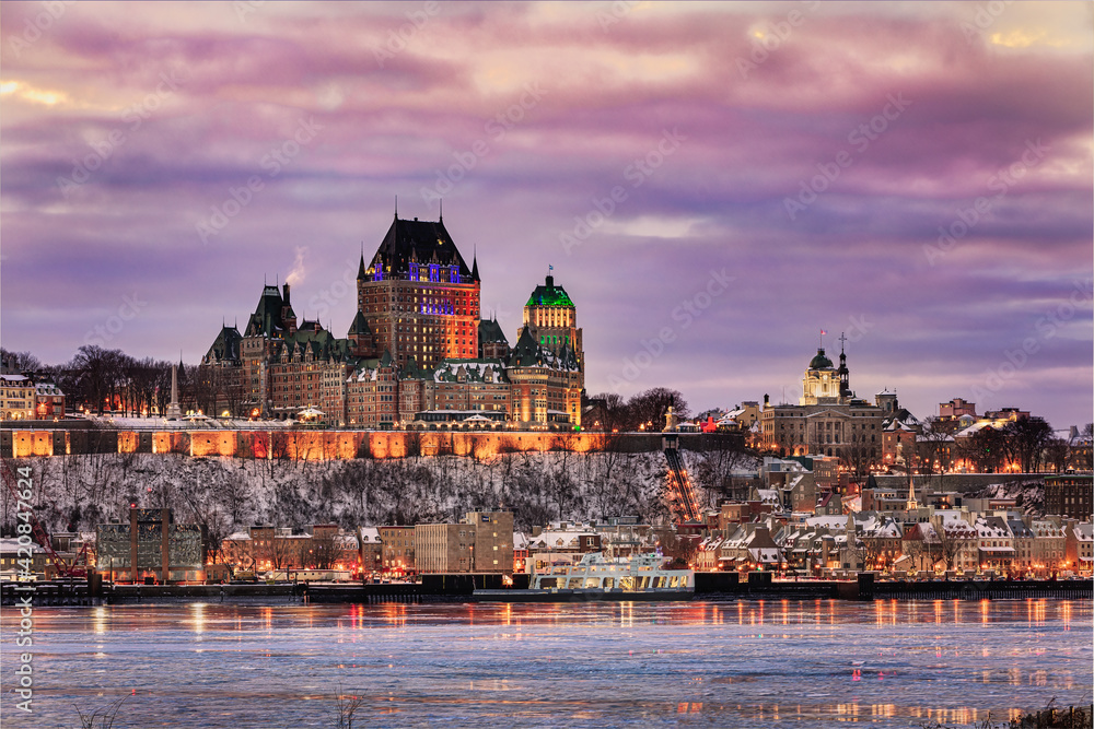 Naklejka premium A winter sunset over the Old Town of Quebec City