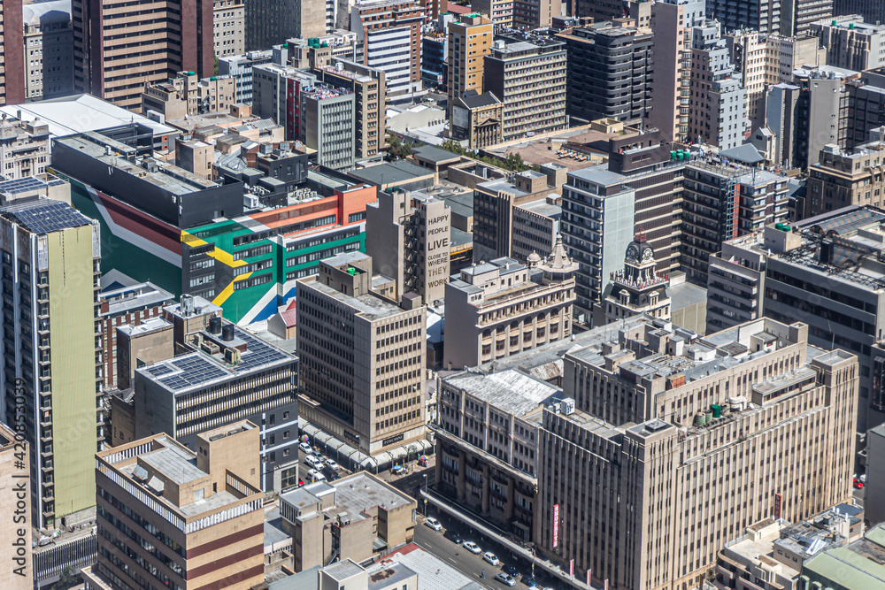 Naklejka premium Vista del centro de Johannesburgo repleto de edificios.