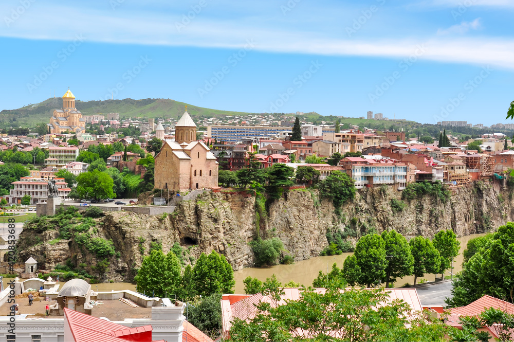 Obraz premium Old Tbilisi cityscape with Mtkvari (Kura) river embankment and Metekhi church, Georgia