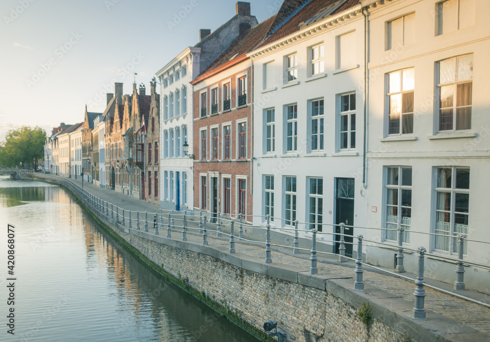 rues de Bruges en Belgique. Une ville très touristique grâce à ses bâtiments historiques flamands et ses canaux.