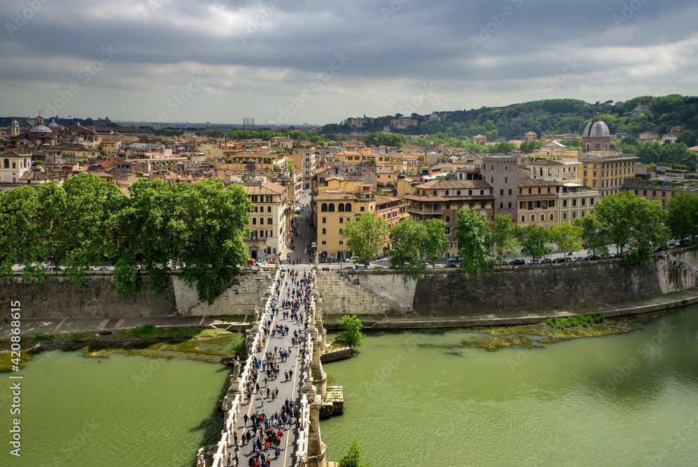 Blick über die belebte Engelsbrücke bei Sonnenschein (134 n. Chr.) über den Tiber auf Rom. View over the busy Bridge of Angels in sunshine (134 AD) across the Tiber River to Rome. 
