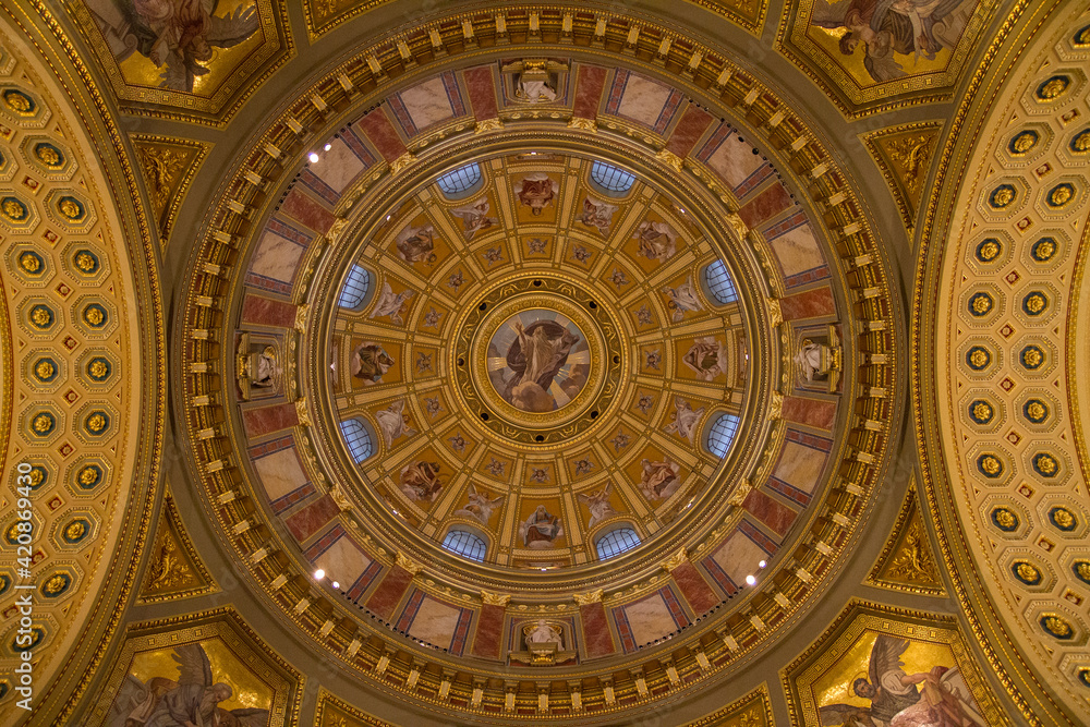 Interior de la Catedral de San Esteban en la ciudad de Budapest en el pais de Hungria Interior de la Catedral de San Esteban en la ciudad de Budapest en el pais de Hungria