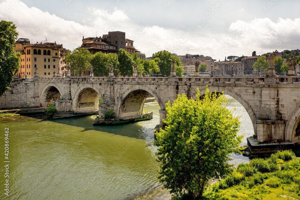 Blick auf die belebte Engelsbrücke bei Sonnenschein (134 n. Chr.) über den Tiber in Rom. View of the busy Bridge of Angels in sunshine (134 AD) across the Tiber River in Rome. 