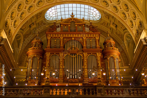 Interior de la Catedral de San Esteban en la ciudad de Budapest en el pais de Hungria