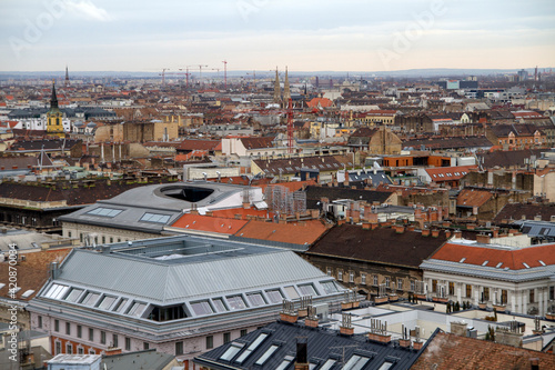 Panoramica, vista o skyline desde la catedral o basilica de San Esteban de la ciudad de Budapest, pais de Hungria