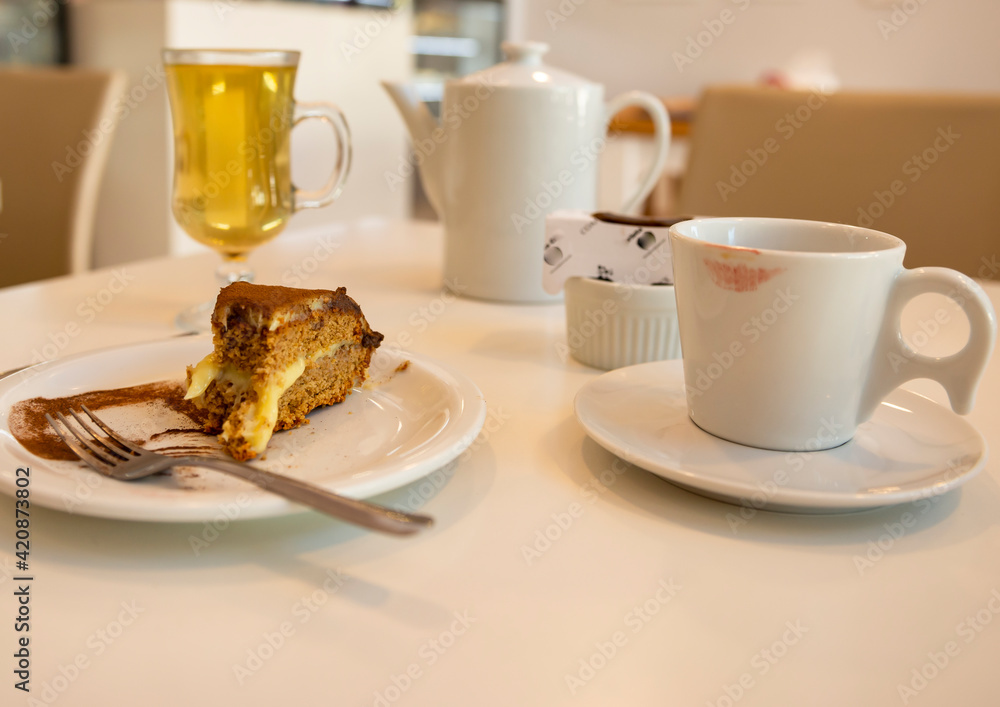 Bolo e chá em mesa bonita Bolo e chá em mesa bonita