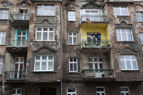 Stare zniszczone kamienice we Wrocławiu, ruiny z czerwonej cegły. 