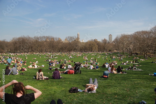 Fototapeta Naklejka Na Ścianę i Meble -  MANHATTAN, NEW YORK - MAY 7, 2014: People hanging out in Central Park on a sunny Sunday.