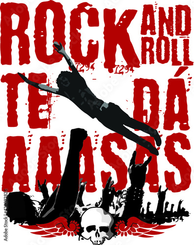 Homem pulando mosh no público de Rock music