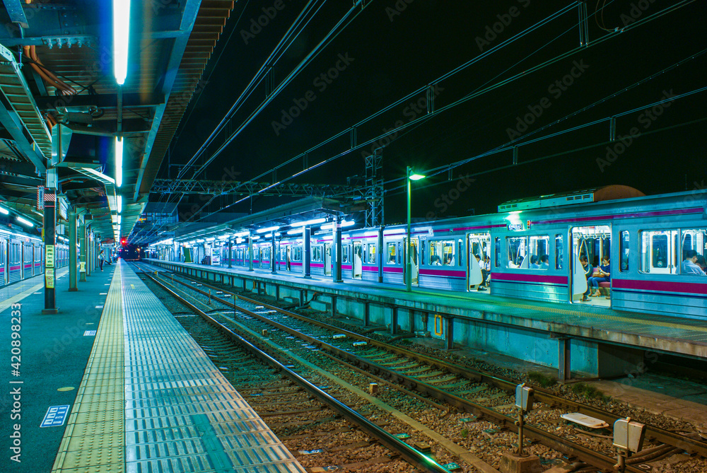 Obraz premium 夜の駅のホームのイメージ