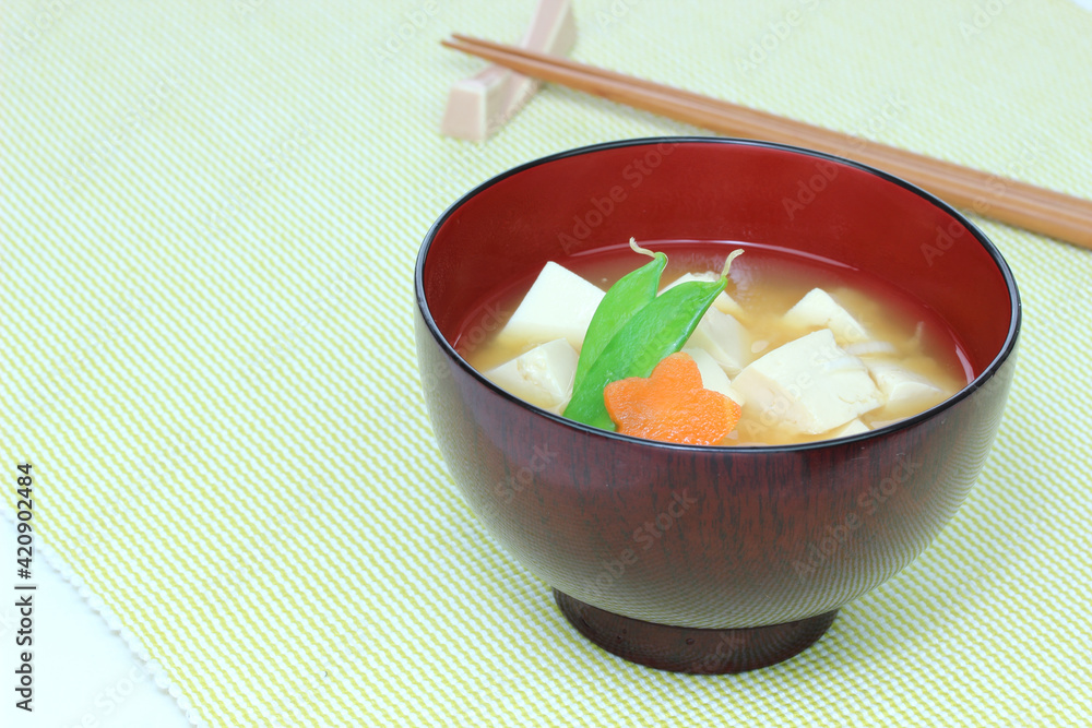 豆腐の味噌汁、ニンジンとキヌサヤ添え 豆腐の味噌汁、ニンジンとキヌサヤ添え