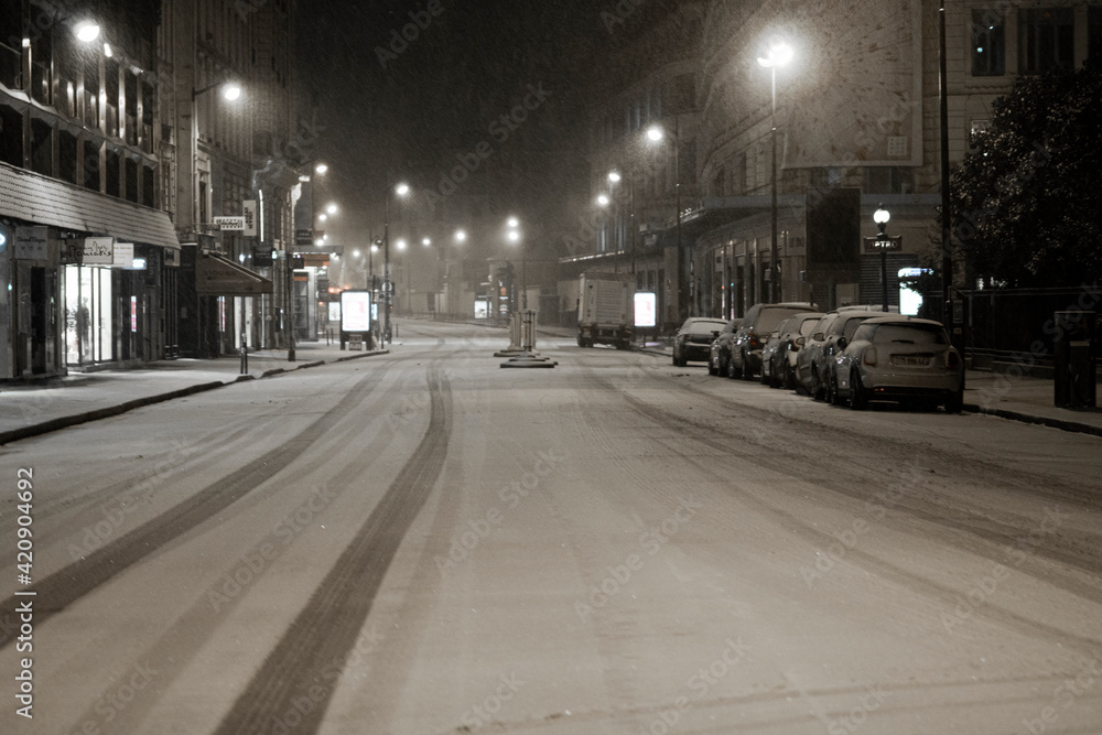Paris rue neige nuit