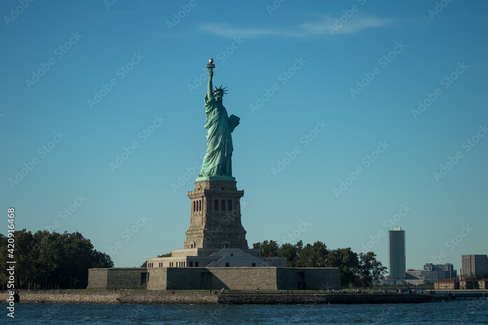 Isla de la Libertad y la Estatua de la Libertad, foto tomada desde el barco