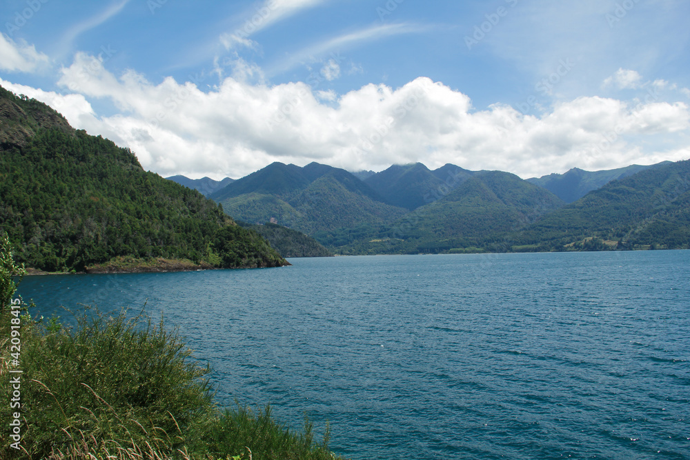 Paisagens com lagos montanhas rios e matas do sul do Chile