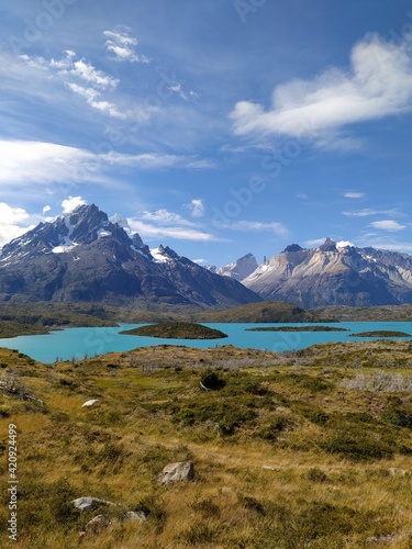 Lago Pehoé y Torres del Paine, Patagonia, Chile 