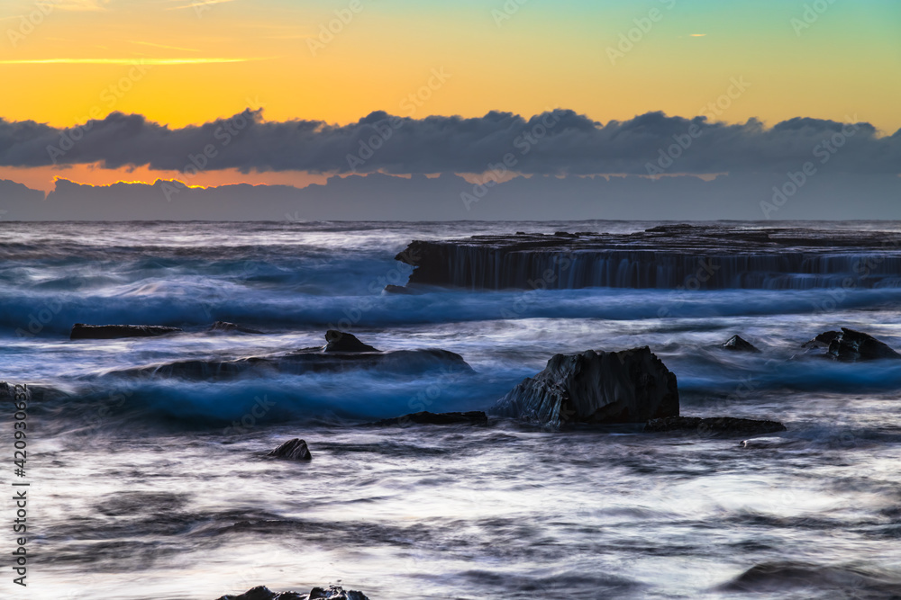 Obraz premium Sunrise seascape in the rocky alcove