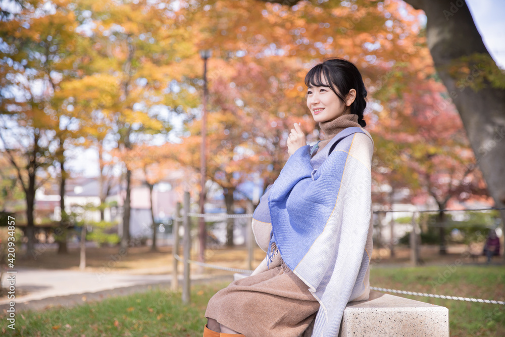 秋・冬を感じる女性
秋・冬を感じる女性