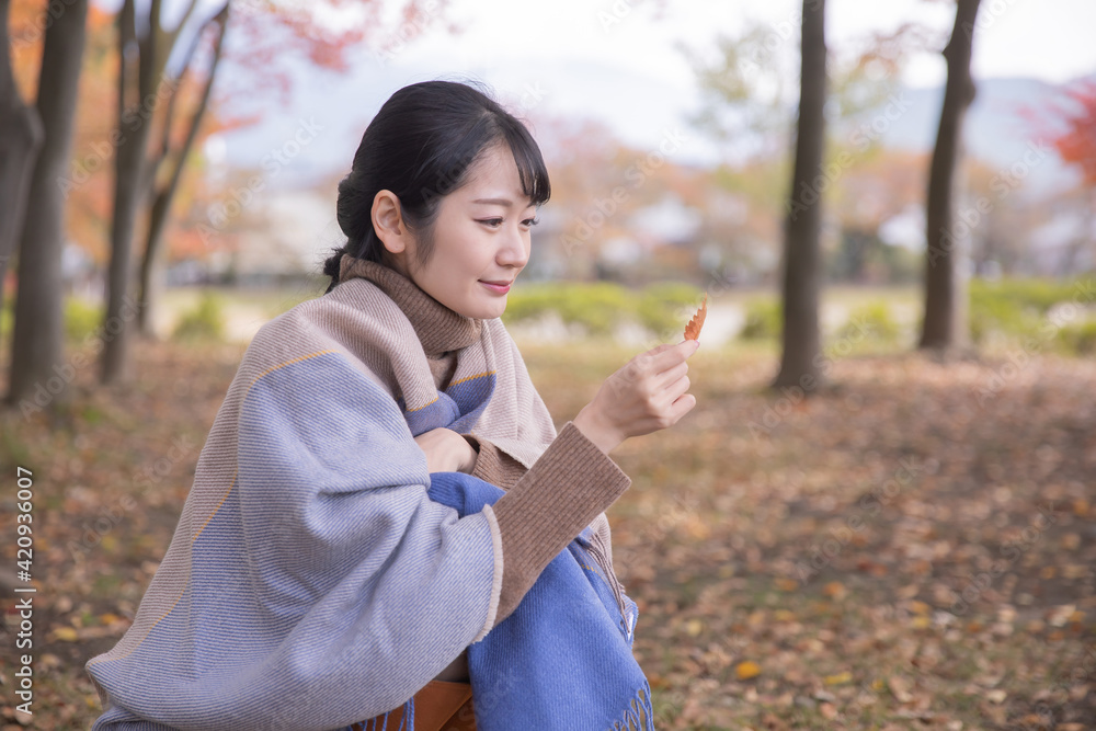 紅葉狩り・秋の訪れを感じる女性
