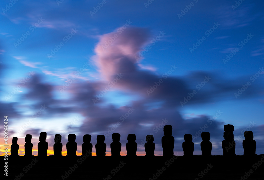 Φωτογραφία The 15 Moai of Aku Tongariki at sunrise with a colorful long exposure on the Easter Island (Rapa Nui), Chile