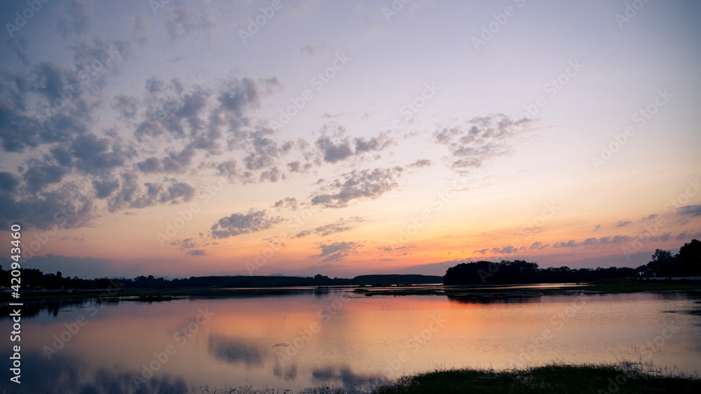 Obraz premium By the reservoir in the evening