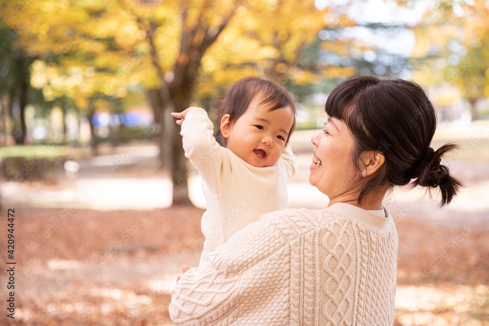 赤ちゃんを抱っこするママ
赤ちゃんを抱っこするママ
