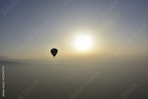 hot air balloon at sunset © Максим Кисляк